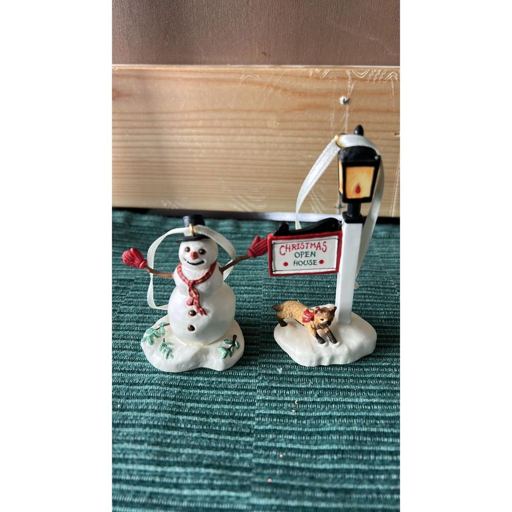 2 Thomas Kinkade 2001 Mini Xmas Ornaments Snowman and Xmas Lamp post with cat